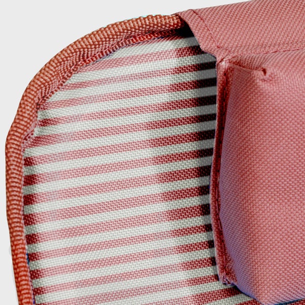 Detailansicht des gestreiften Innenfutters und des strukturierten Außenmaterials einer rosafarbenen Tasche.