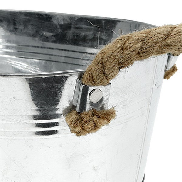 Detailansicht eines Metalleimers mit Seilgriff