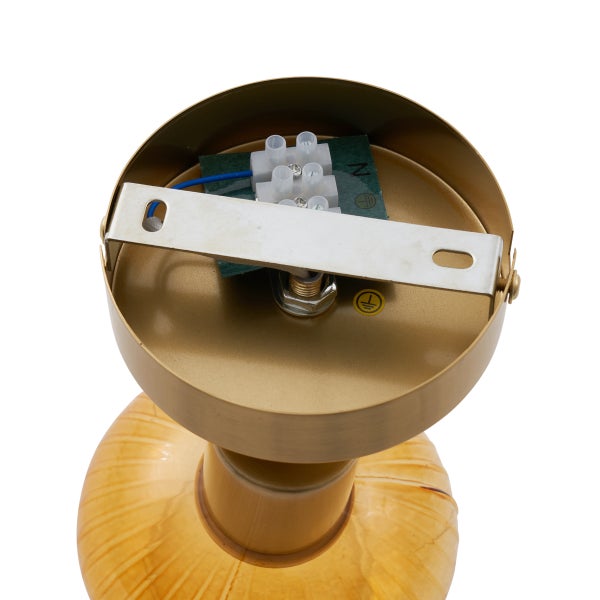 Detailaufnahme der Montagevorrichtung einer Leuchte mit Erdungssymbol.