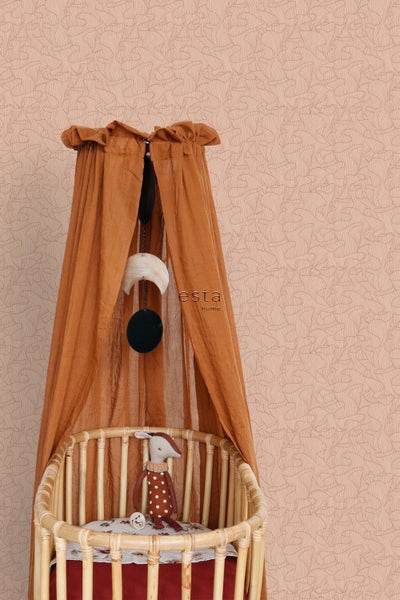 Babybett mit Baldachin und Mobile im Kinderzimmer