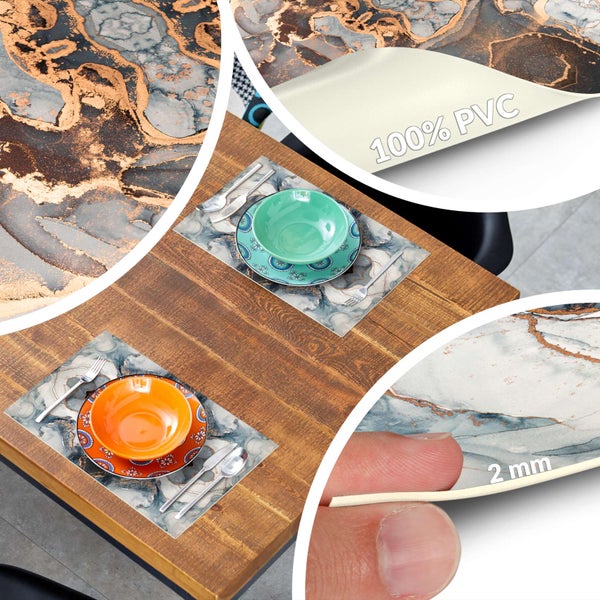 Tischset aus 100 Prozent PVC mit Marmormuster, 2 Millimeter dick, auf einem Holztisch mit Tellern und Besteck.