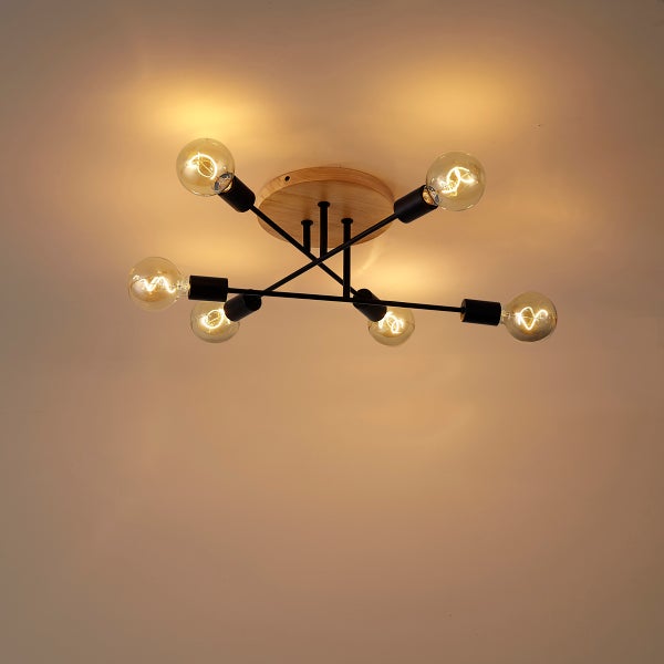Moderne Deckenleuchte mit fünf Lichtquellen, Holz-Deckenbefestigung und schwarzen Metallarmen in Kreuzform für eine stilvolle Beleuchtung.
