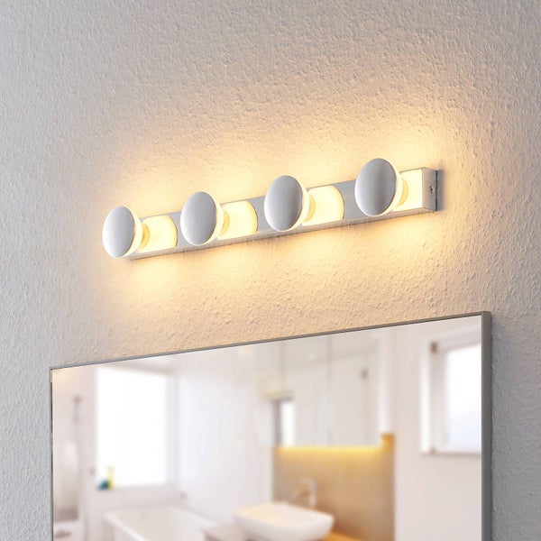 Badezimmerleuchte mit fünf Lampen über einem Spiegel
