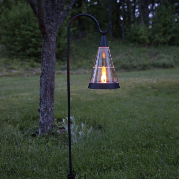 Gartenszene mit Papierlaternen und Tischgarnitur auf Rasen