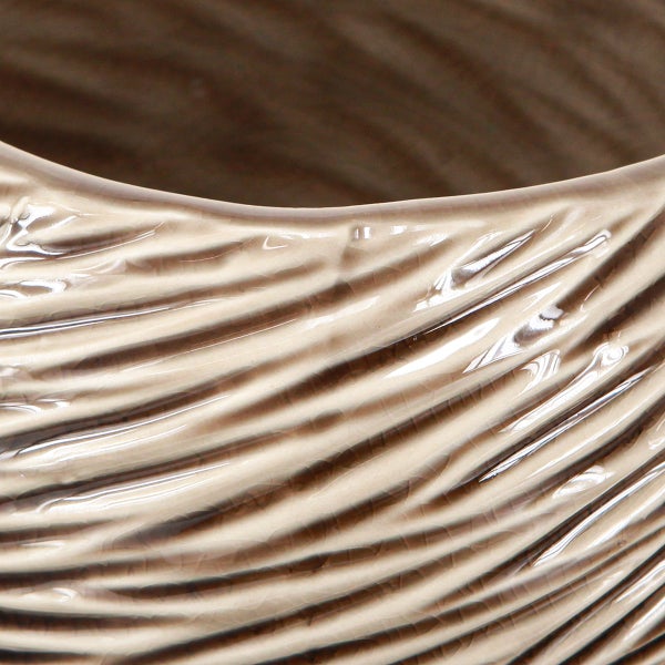 Detailaufnahme eines Keramik-Pflanzgefäßes mit glasierter, wellenförmiger Rippenstruktur.