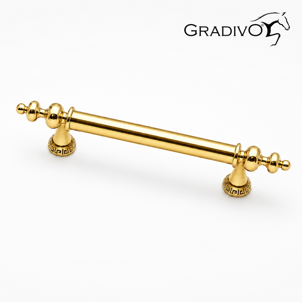 Klassischer Möbelgriff in Gold-Optik mit verzierten Enden und Mäander-Muster an den Füßen. Gradivo Logo.