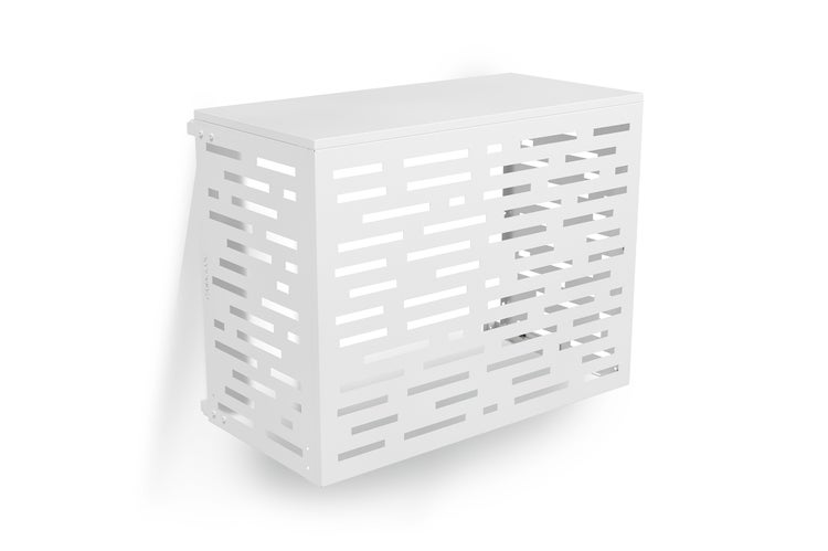 Weiße wandmontierte Verkleidung für eine Klimaanlage oder Wärmepumpe aus Aluminium mit einem horizontalen Schlitzmuster.