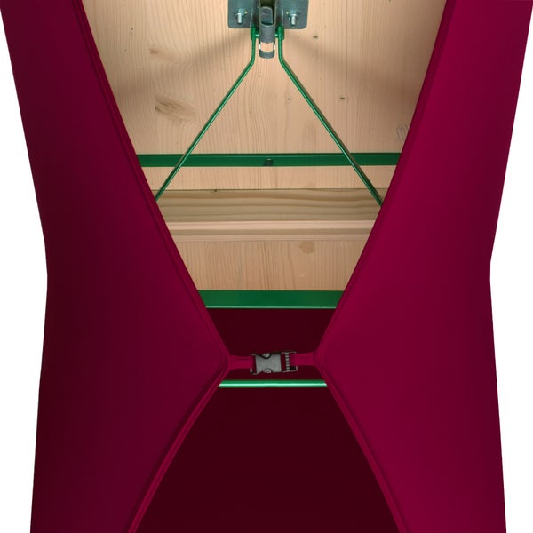 Detailansicht eines Biertischbezugs in weinroter Farbe mit hölzerner Tischplatte und grünem Metallgestell