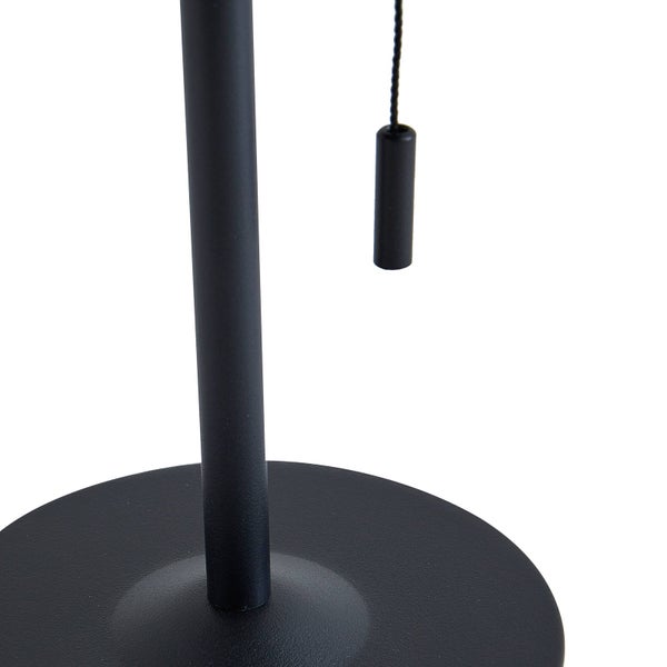 Detailansicht eines Lampenfußes mit runder Basis, Standrohr und Zugschalter.