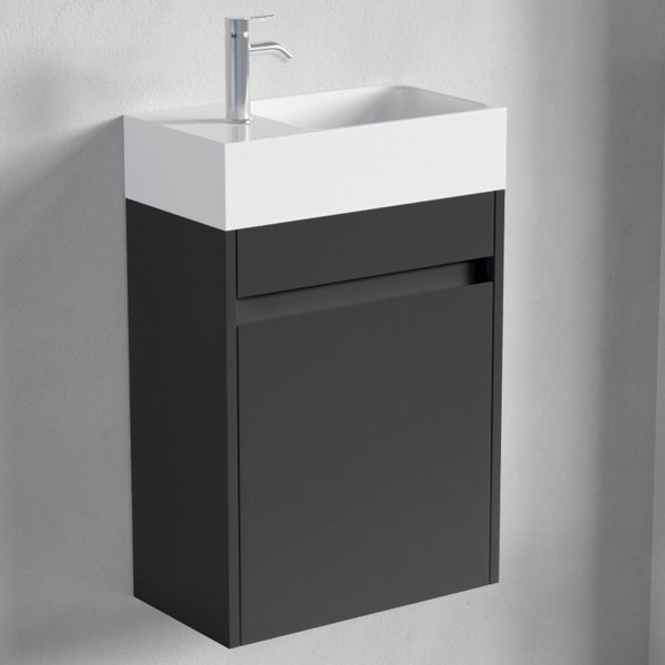 Detailansicht eines offenen Badezimmerschranks mit integriertem Metallscharnier.