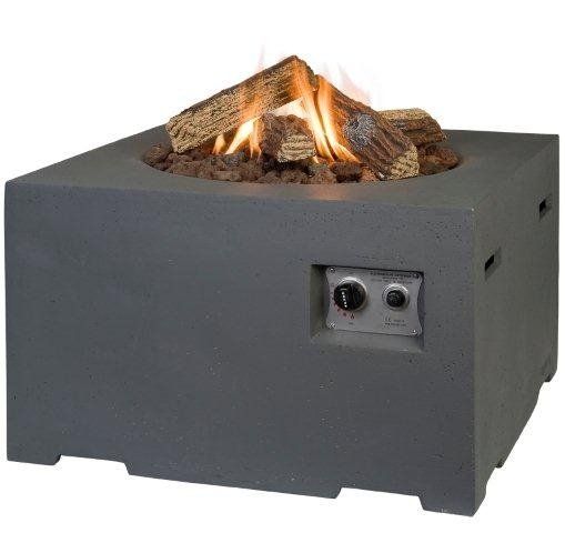 Quadratische Gaskaminstelle in Betonoptik mit keramischen Holzscheiten, Lavasteinen und seitlichem Bedienfeld.