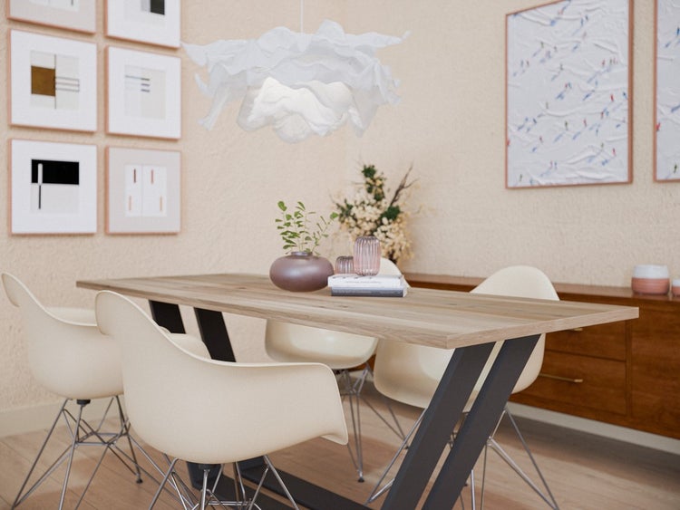 Modernes Esszimmer mit Holztisch, Metallgestell, Kunststoffstühlen, wolkenförmiger Pendelleuchte und abstrakten Wandbildern.