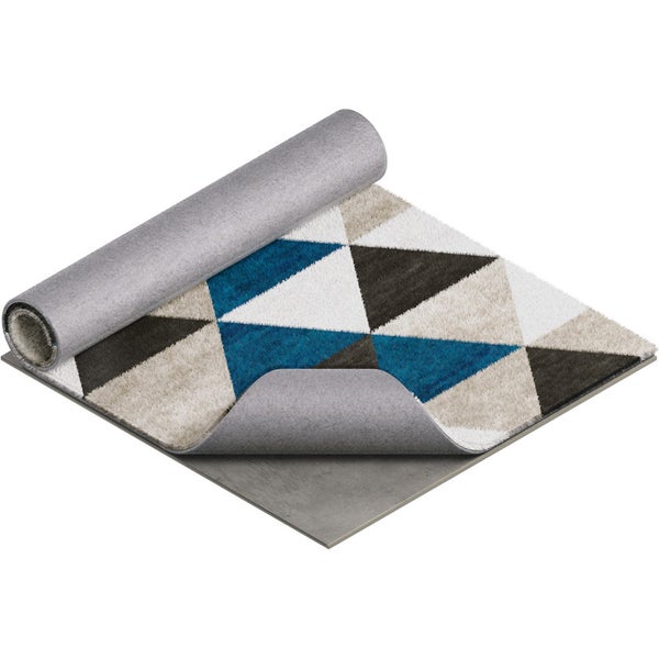 Teppich mit geometrischem Dreiecksmuster teilweise aufgerollt