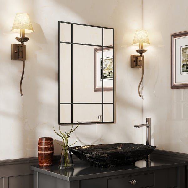 Modernes Badezimmer mit schwarzem Aufsatzwaschbecken, rechteckigem Spiegel mit Sprossen-Optik und zwei Wandleuchten.