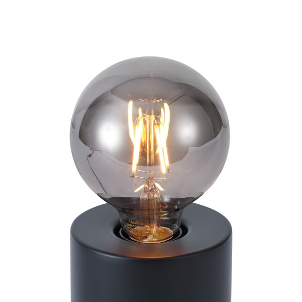 LED-Globelampe mit sichtbaren Filamenten und Rauchglas in einer schwarzen Fassung.
