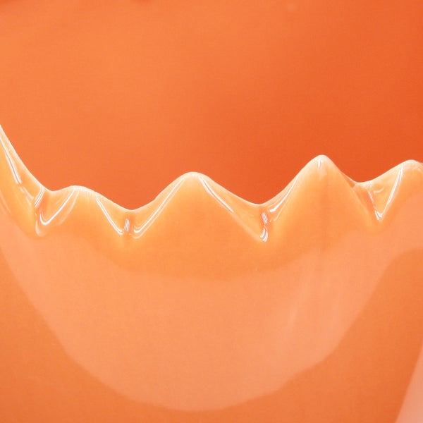 Dekorative Schale mit gezacktem Rand