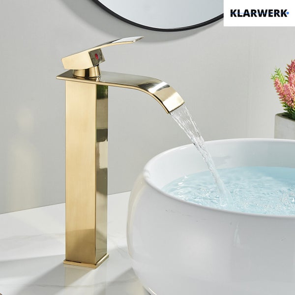 Hohe Waschtischarmatur von Klarwerk in moderner eckiger Form mit Wasserstrahl über einem Waschbecken