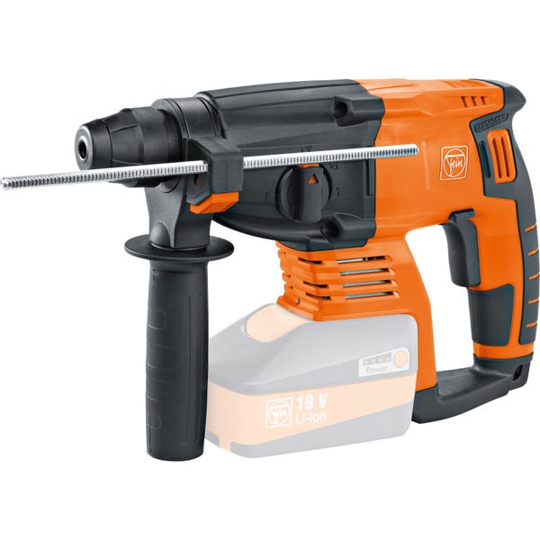 Ein Handwerker bohrt mit einem Bohrhammer ein Loch in eine Betonwand.