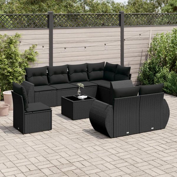 Gartenmöbel-Set mit Ecksofa, Sesseln und Tisch auf einer Terrasse