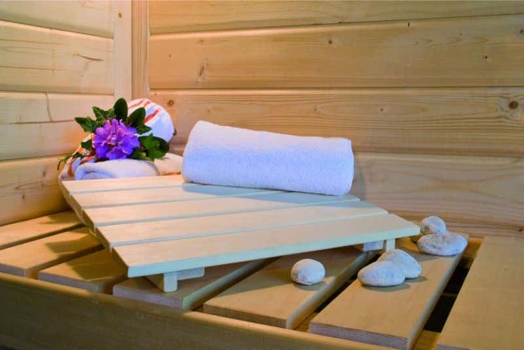 Karibu Innensauna Ainur 3 Innensauna 3 Sitzbänke aus Holz , Saunakabine mit 68 mm Wandstärke, Infrarotsauna mit Montagematerial