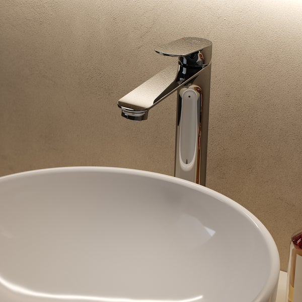 Moderne Waschtischarmatur in Chromoptik mit passendem Aufsatzwaschbecken.