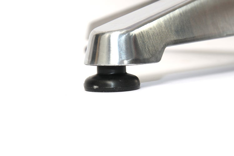 Detailansicht eines Möbelbeins mit Bodengleiter