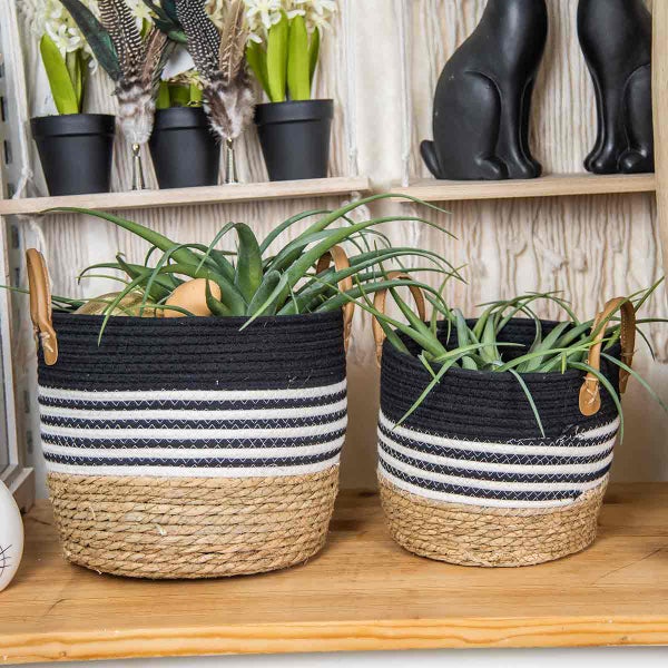 Zwei gestreifte Körbe mit Griffen auf einem Regal