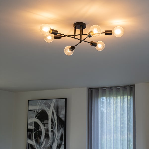 Moderne Deckenleuchte mit mehreren Glühbirnen im Wohnzimmer.