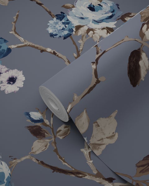 Tapetenrolle mit floralem Muster aus Blüten und Ästen