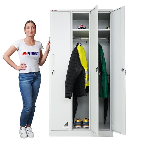 Dreitüriger Metallspind in Hellgrau mit Kleiderstangen und Ablagefächern, PROREGAL Logo, gefüllt mit Kleidung, neben einer Frau zur Größenorientierung.