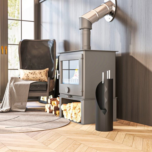 Wohnzimmer mit Kaminofen, Sessel und Holzstapel