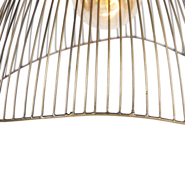 Detailansicht einer Pendelleuchte mit Metallkäfig und Glühbirne