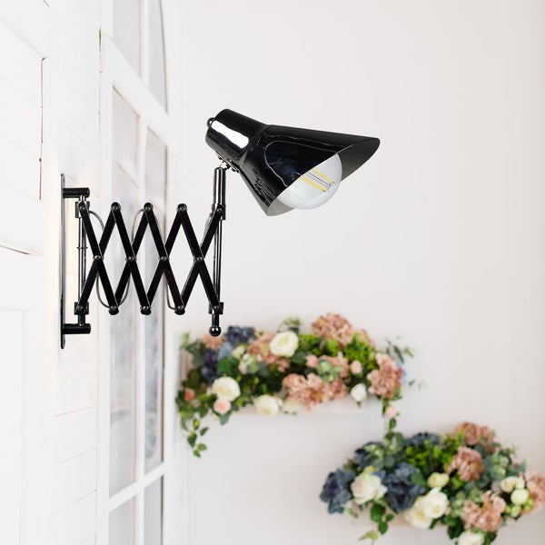 Schwarze Wandleuchte mit Scherenarm und Lampenschirm zur Innenbeleuchtung