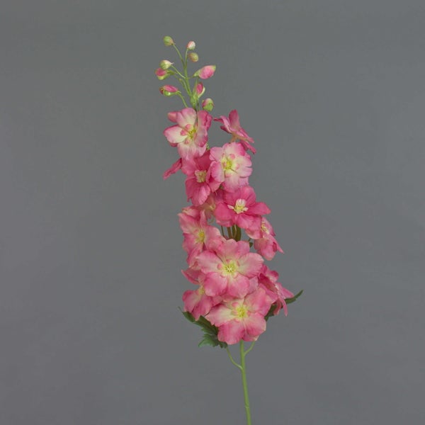 Künstlicher Rittersporn Zweig in Rosa mit mehreren Blüten und Knospen für die Dekoration.