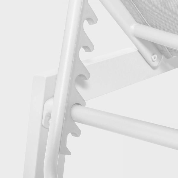 Detail der mehrstufigen Rückenlehnenverstellung einer Gartenliege aus Metall.