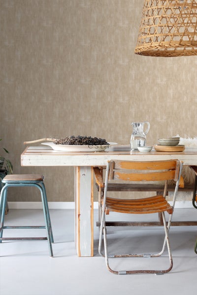 Szene mit Esstisch, Stühlen und einer strukturierten Tapete