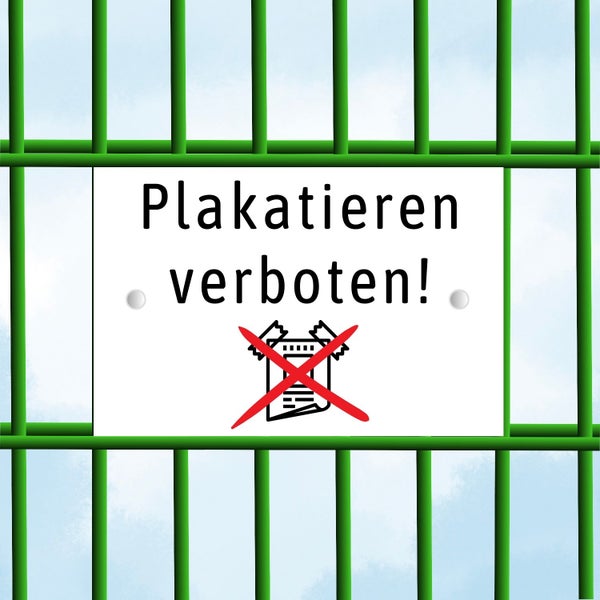 Schild mit der Aufschrift 'Plakatieren verboten' an einem Gitter