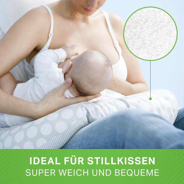 Mutter stillt ihr Baby mit einem gemusterten Stillkissen gefüllt mit Mikroperlen für hohen Komfort und Unterstützung.