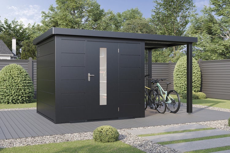 Modernes Metallgerätehaus mit integriertem Schleppdach für Fahrräder in einem gepflegten Garten mit Terrasse.