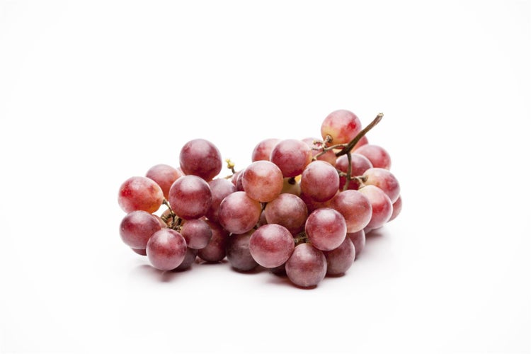 Eine Traube aus roten Weinbeeren an einem Stiel.