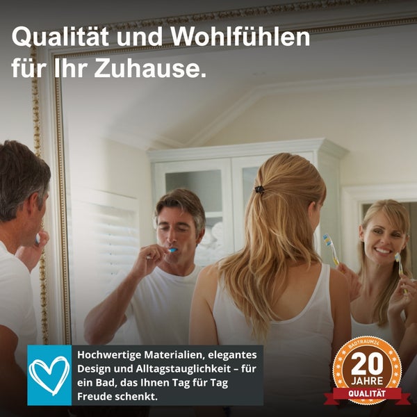 Mann und Frau beim Zähneputzen vor einem großen verzierten Spiegel in einem hellen Badezimmer. Siegel für 20 Jahre Qualität.