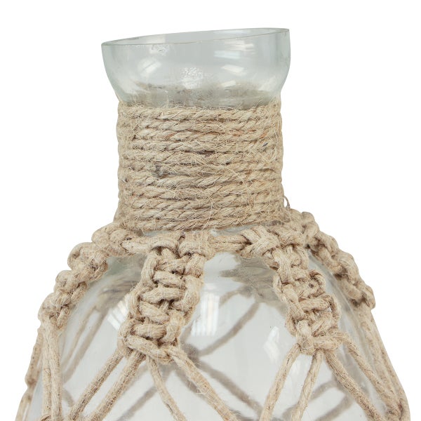 Glasvase mit Jute-Umwicklung und Makramee-Netz.