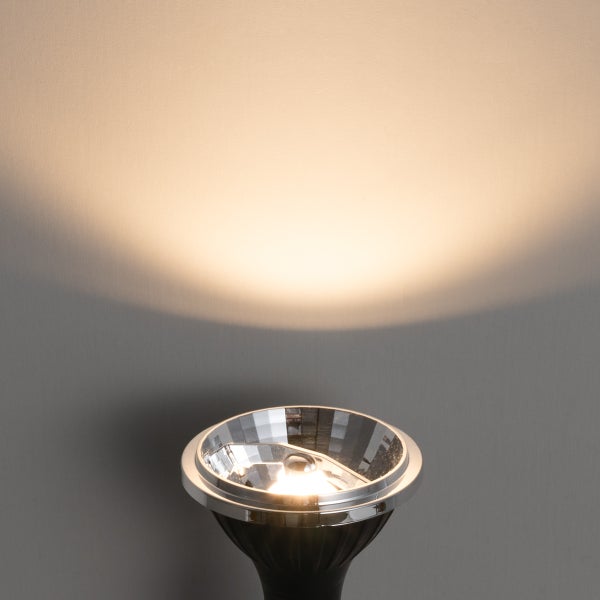 Eingeschaltetes Reflektor-Leuchtmittel mit warmweißem Lichtkegel.