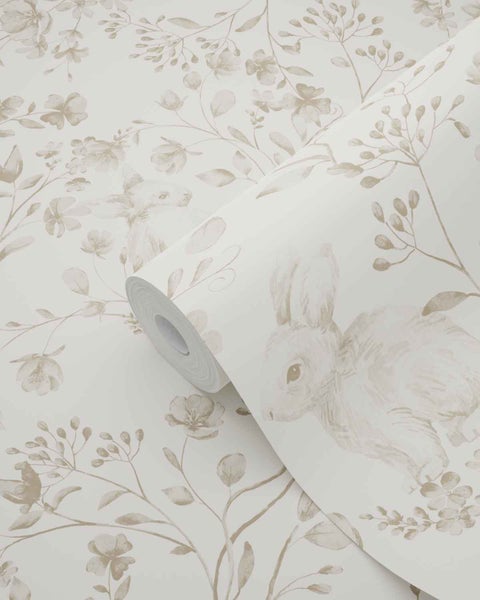 Vliestapete mit floralem Muster und Hasenmotiven im Aquarell-Stil.
