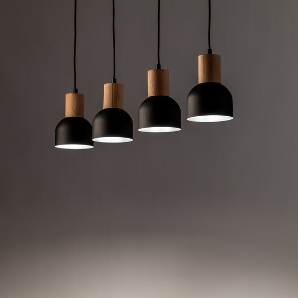 Vier Hängelampen mit Holzdetails und schwarzem Lampenschirm