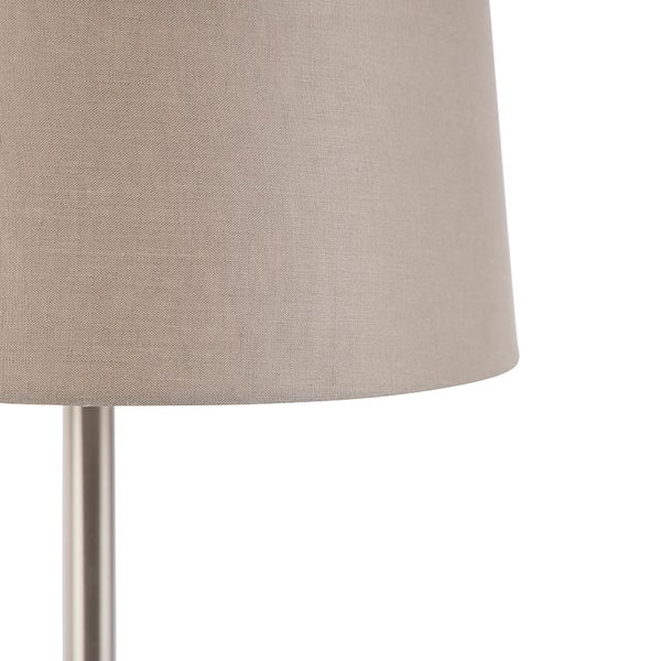 Detailansicht eines Lampenschirms aus Textil auf einem Metallfuß.