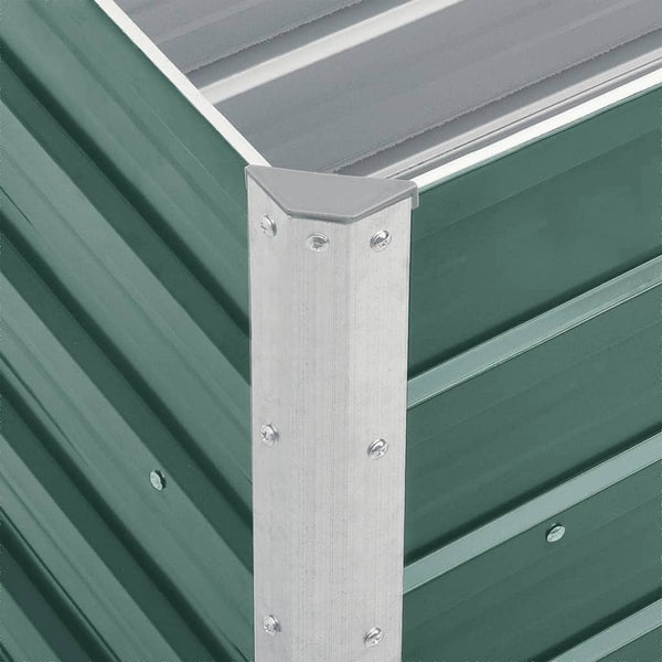 Detailansicht eines Hochbeets mit Metallrahmen und Schrauben