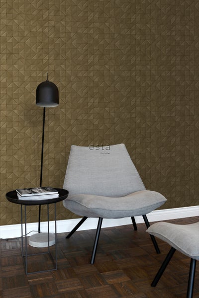Wohnszene mit gemusterter Tapete, Stuhl, Beistelltisch und Stehlampe