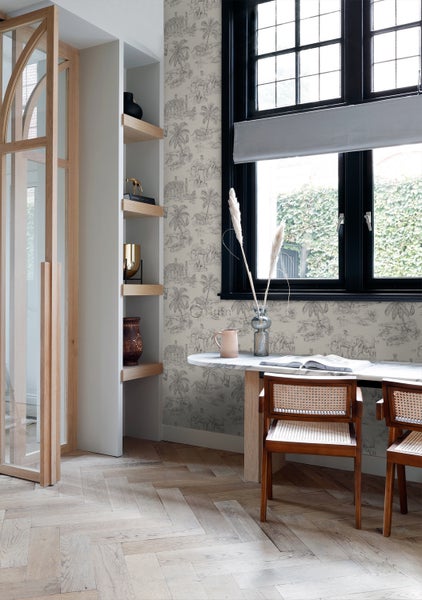 Wohnraum mit gemusterter Tapete, Tisch, Stühlen und Holzfußboden