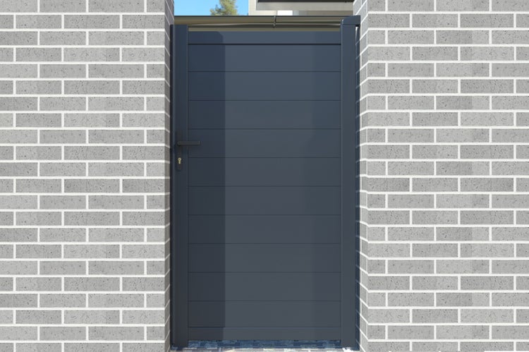 Modernes Gartentor aus Aluminium in Anthrazit mit horizontalen Lamellen, montiert zwischen zwei gemauerten Wänden.